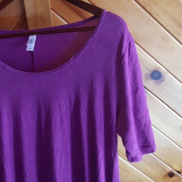 LULAROE Sharkbite tee 177 - Picture 2 of 4